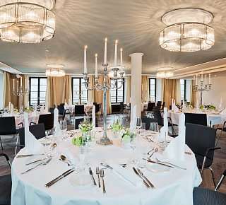 Kettenbruecke Festsaal 2