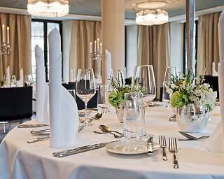 Kettenbruecke Festsaal Detail Tisch