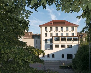 Kettenbrucke Aussenansicht Sudfassade Parkplatz Kettenbrucke