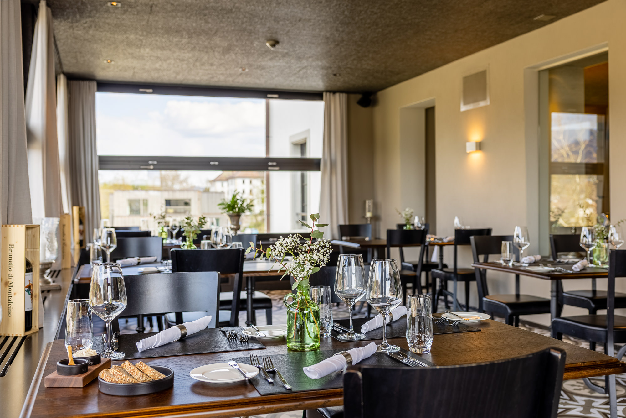 Innenansicht Restaurant Zollhuus mit elegantem und stilvollem Wintergarten