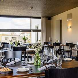 Innenansicht Restaurant Zollhuus mit elegantem und stilvollem Wintergarten