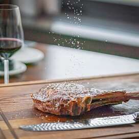 Feines Tomahawk-Steak auf Holzbrett