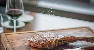 Feines Tomahawk-Steak auf Holzbrett